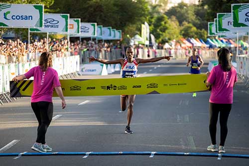 Stanley Koech conquistou a medalha de ouro com o tempo de 1h04min38s  / Foto: Gilvan Silva/Dizz Media